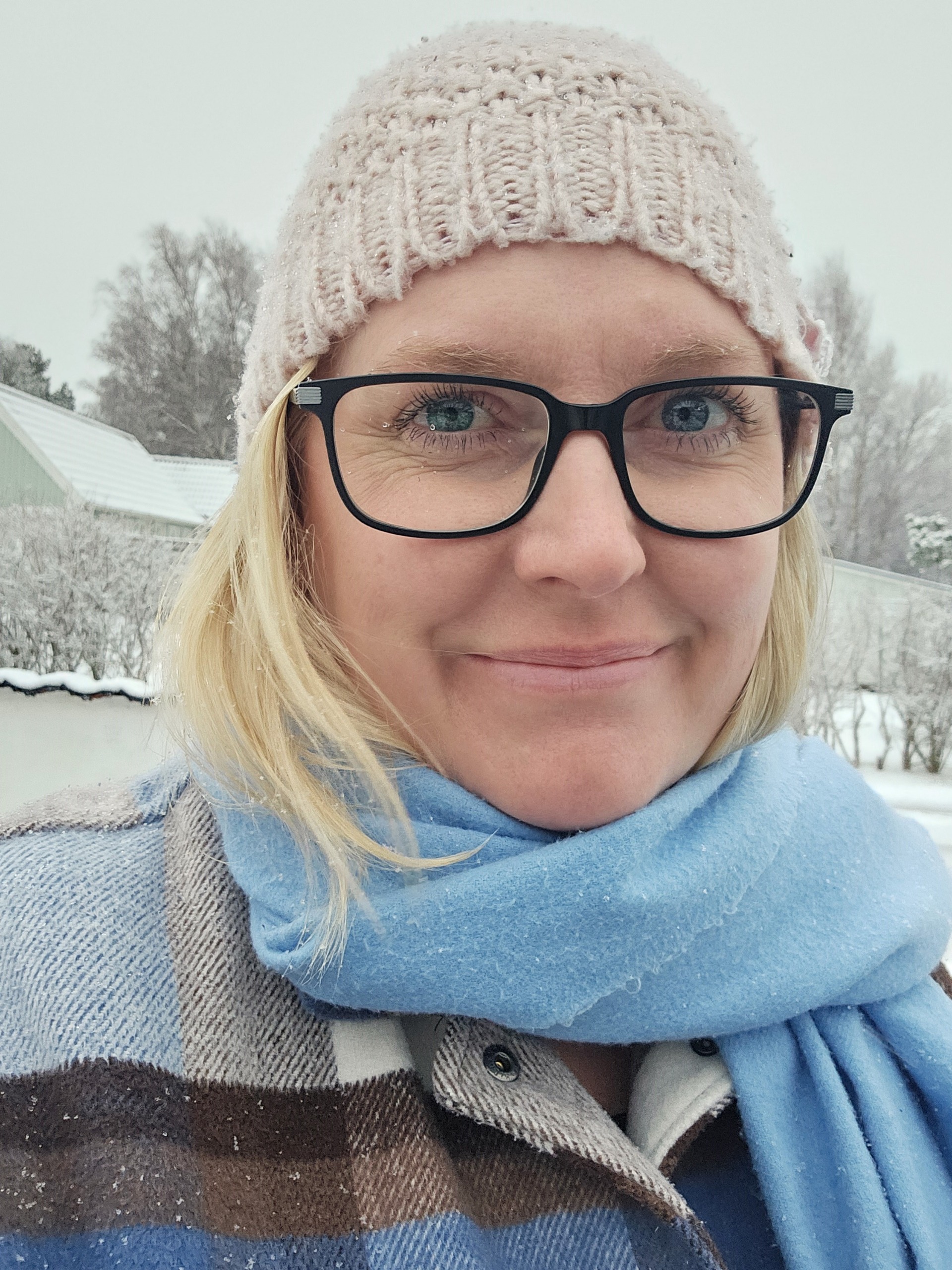 Therese Loreskär håller i hennes bok Damligan I halmstad