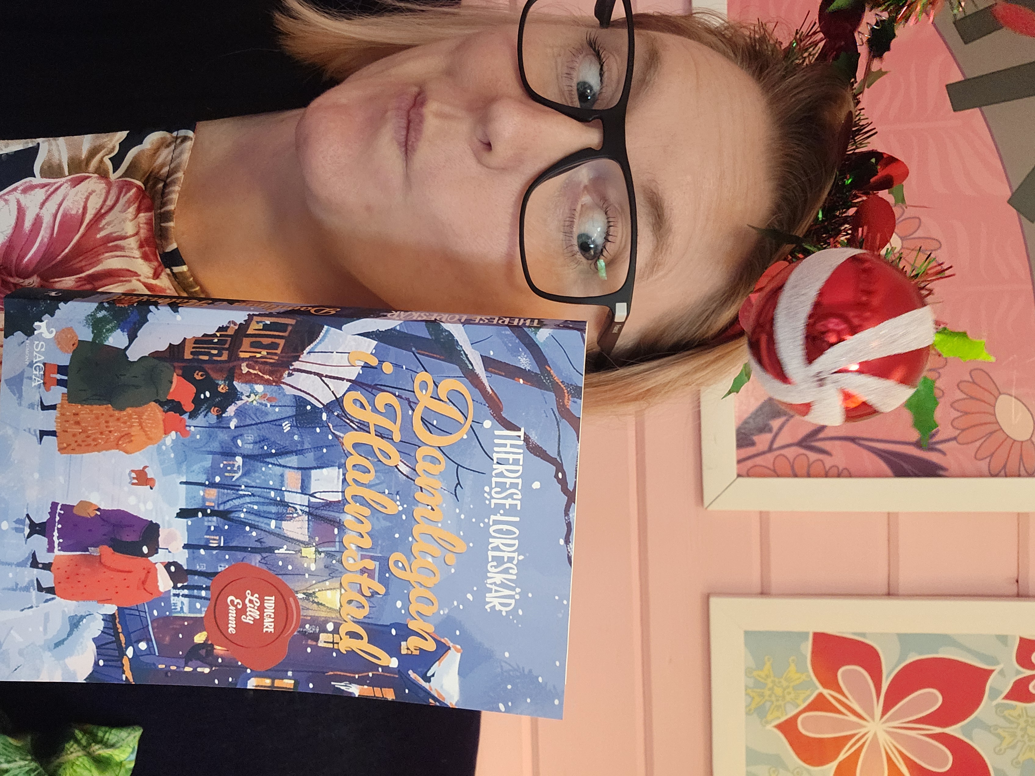 Therese Loreskär håller i hennes bok Damligan I halmstad